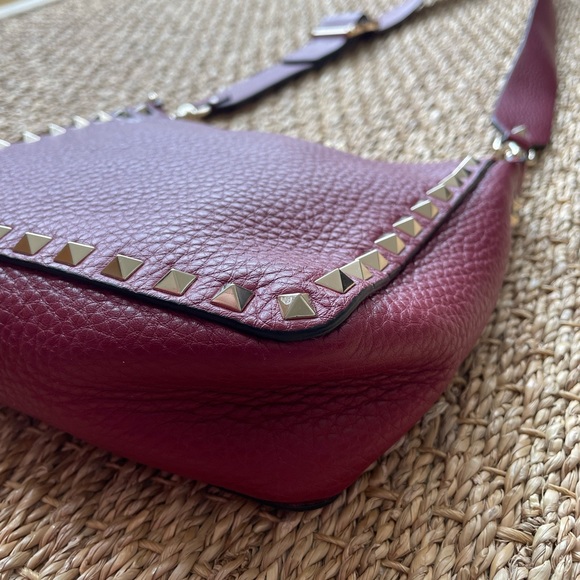 VALENTINO. Valentino Garavani Rockstud Small leather shoulder bag. Rosso. - Picture 9 of 16